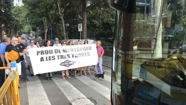 Vecinos cortan el tráfico indignados contra la nueva línea de bus | MA