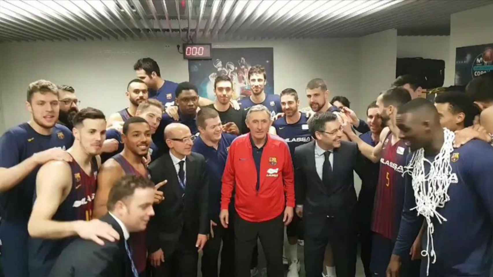 Pesic, Bartomeu y el equipo de basket azulgrana, celebrando el título de la Copa del Rey / Archivo