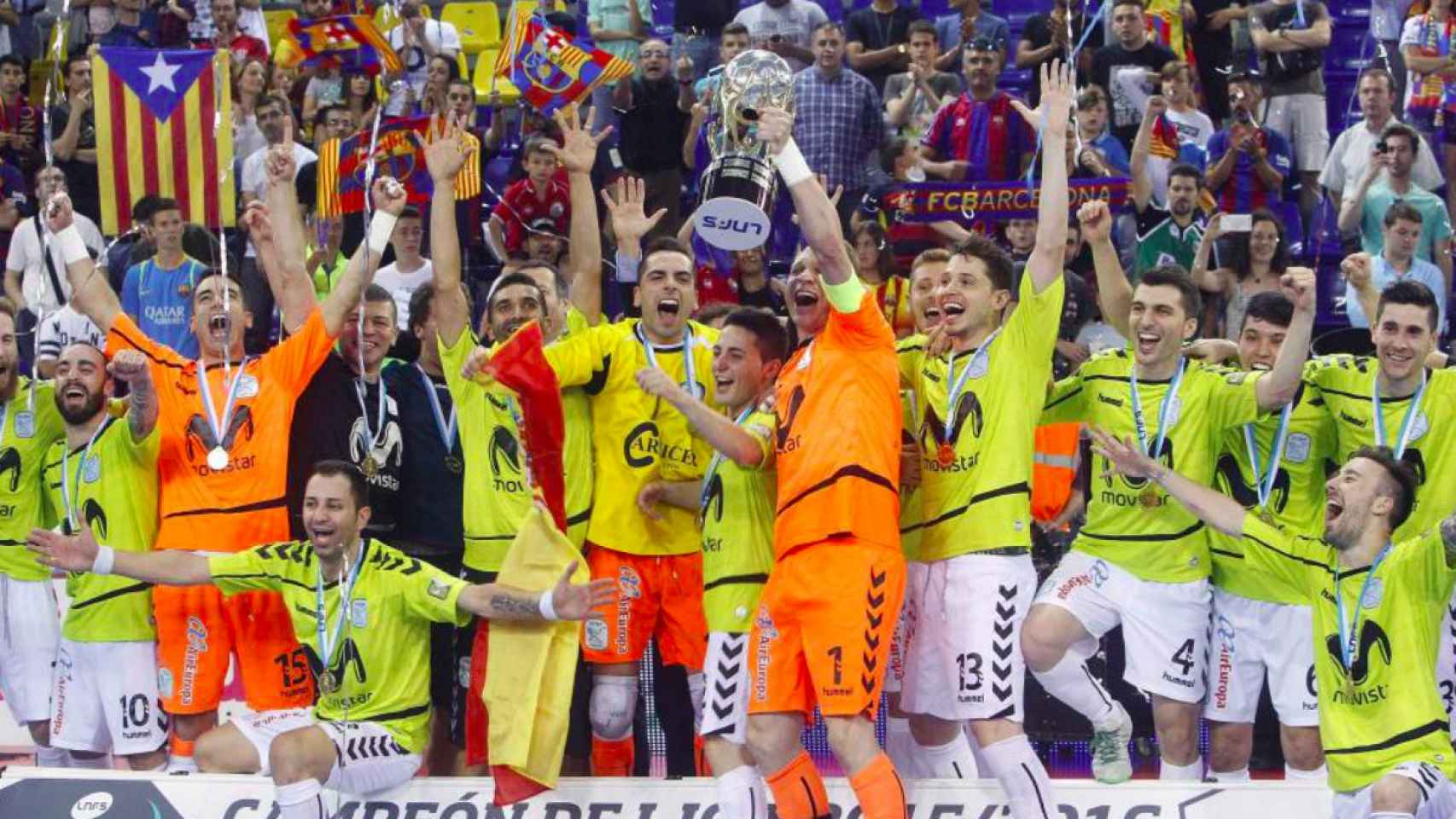 Los jugadores del Movistar Inter celebran la consecución del título ante el FC Barcelona Lassa en 2016 / EFE