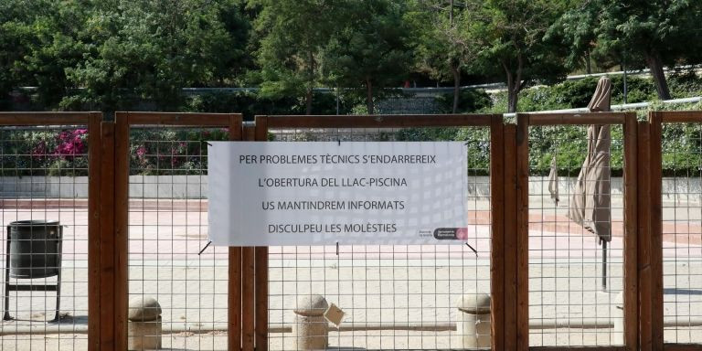 El lago del parque de la Creueta del Coll, cerrado al público / HUGO FERNÁNDEZ