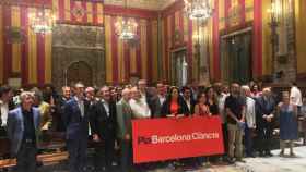 Ada Colau rodeada de los impulsores del Plan Barcelona Ciencia / CR