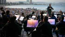 La OBC ofrece un concierto gratuito en la playa de la Barceloneta | EFE