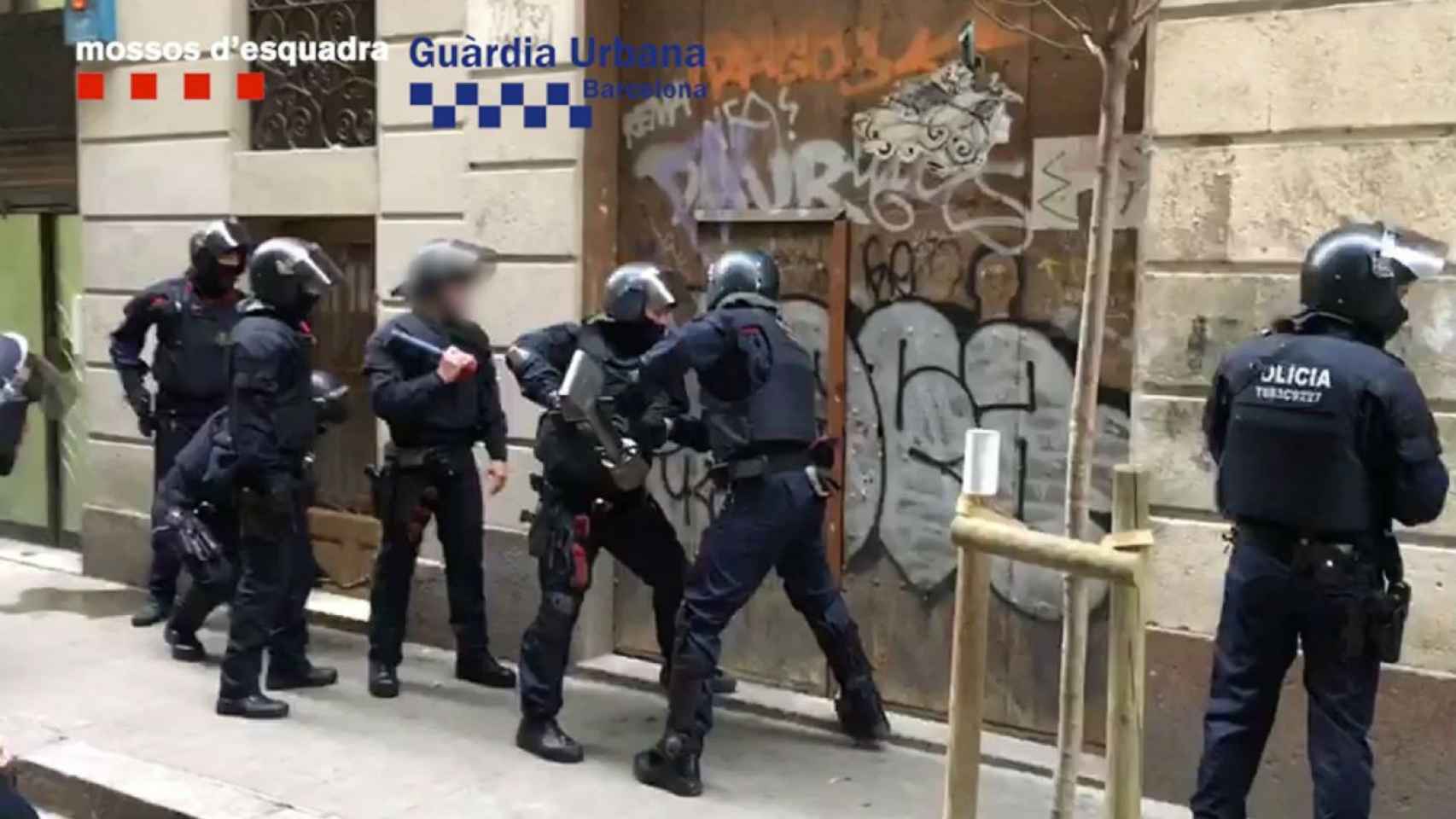 Imagen de archivo de una actuación policial contra un narcopiso en Ciutat Vella / Archivo