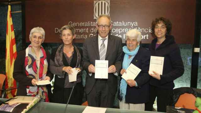 Lolo Ibern, en la imagen acompañado por autoras y protagonistas del deporte catalán / Archivo