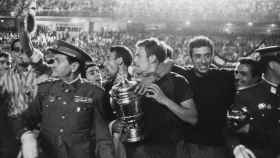 Zaldua, capitán del Barça en la 'final de las botellas' del Bernábeu, en 1968 / ARCHIVO