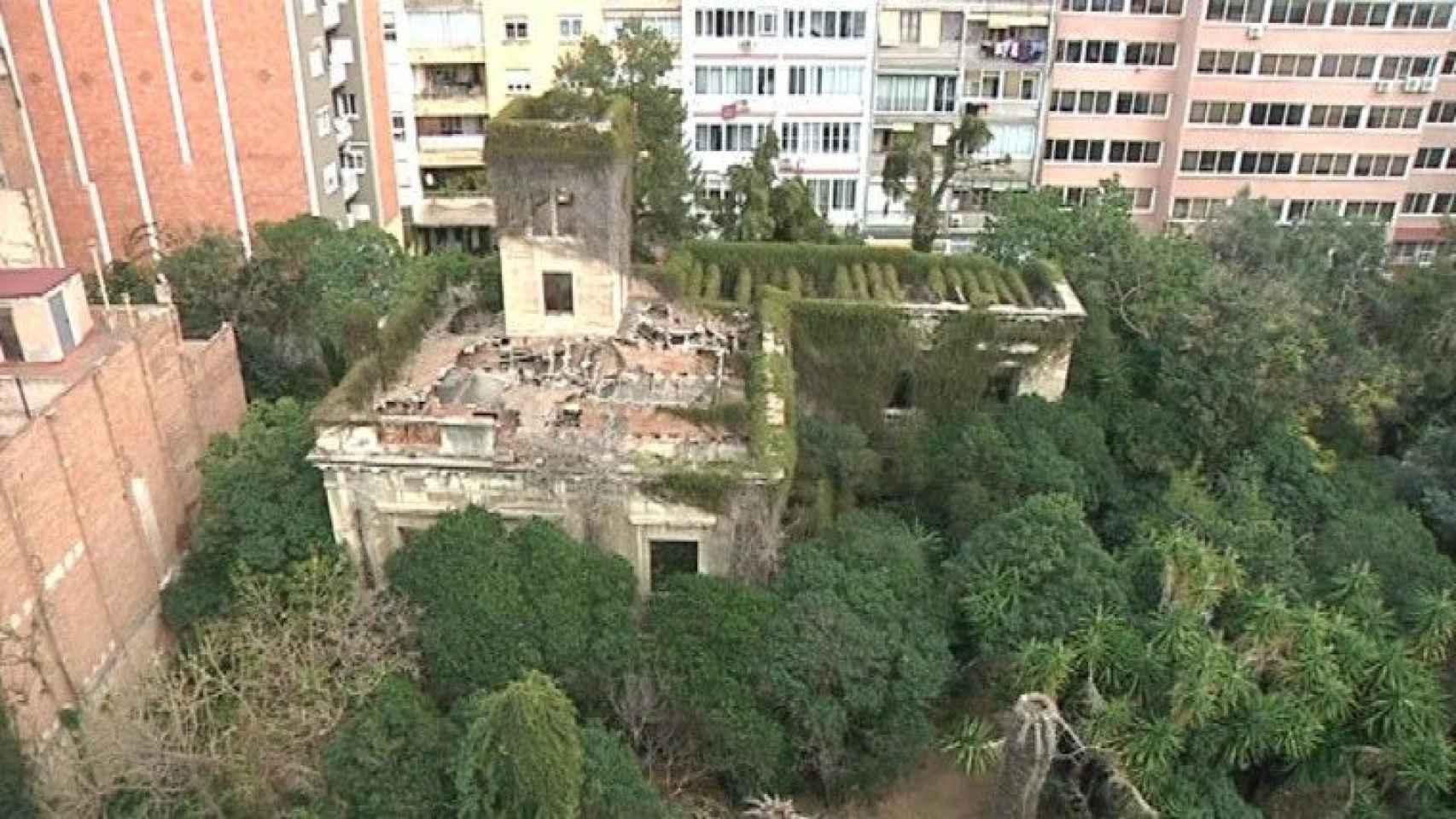 La finca de Can Ferrer, con el edificio en muy mal estado, que se ha recuperado como jardín público / AYUNTAMIENTO DE BARCELONA
