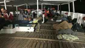 Un grupo de refugiados duermen en el Open Arms / GABRIELA SÁNCHEZ PRO ACTIVA OPEN ARMS