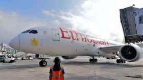 Avión aparcado en un aeropuerto / Ethiopian Airlines