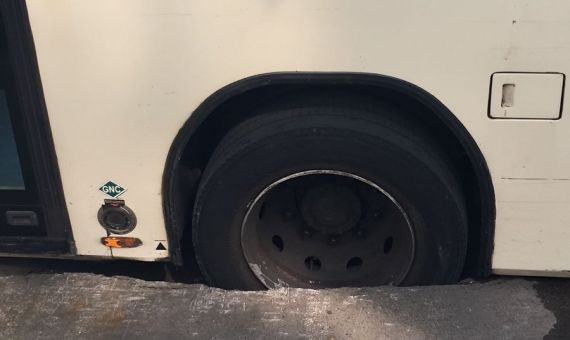 La rueda del autobús de TMB incrustada en el asfalto de Cornellà.