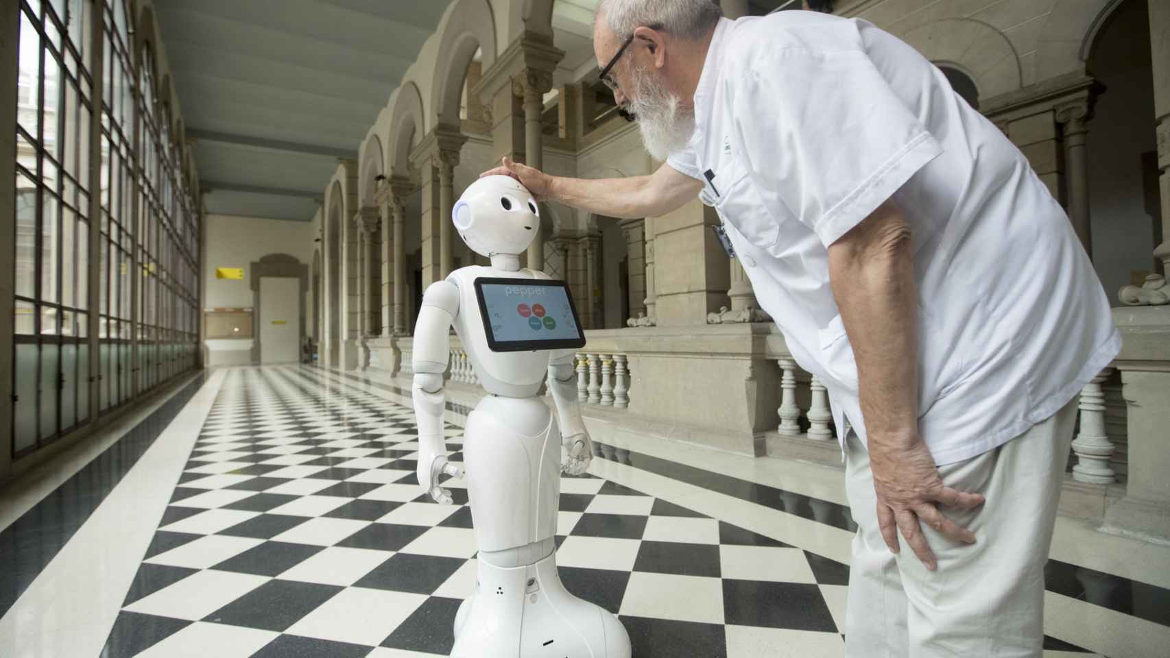 El Robot 'Pepper' durante su presentación en el Hospital Clínic de Barcelona / EFE/Marta Pérez