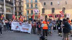 Trabajadores del servicio de teleasistencia se manifiestan en la puerta del Ayuntamiento / @ccoocatalunya