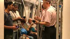Revisores de TMB, pidiendo el billete en el metro