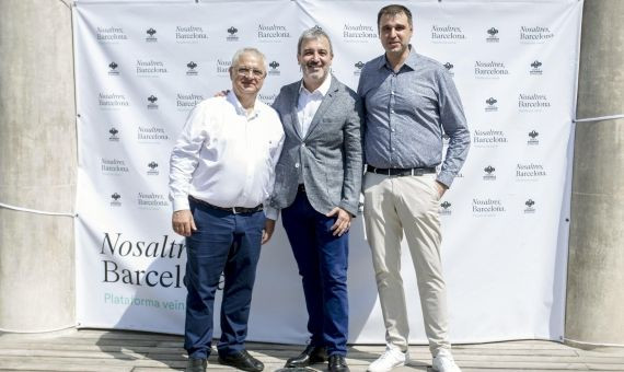 Pere Chias, Jaume Collboni y Roger Pallarols, en el acto de la plataforma vecinal / HUGO FERNÁNDEZ 