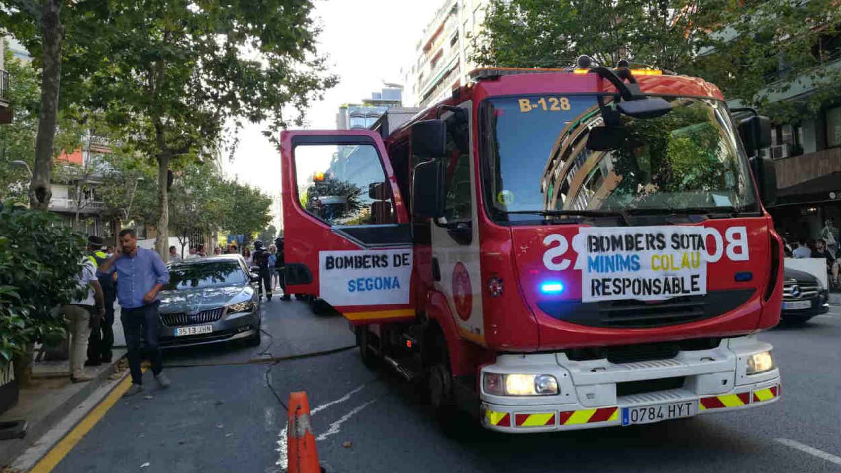 Un coche de bomberos acude a la calle Urgell a sofocar el incendio / P.B.