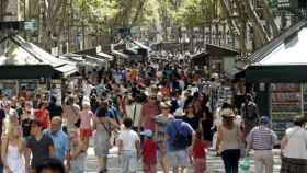 Turistas paseando por La Rambla barcelonesa. El año pasado bajó el índice de crecimiento de visitantes / Archivo