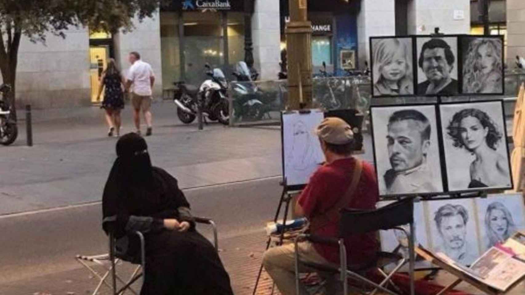 La imagen viral en la que aparece Galo retratando a la mujer del Niqab