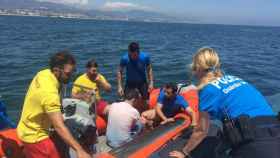 El hombre rescatado, con camiseta blanca, en la embarcación de Salvamento Martítimo / @barcelona_GUB