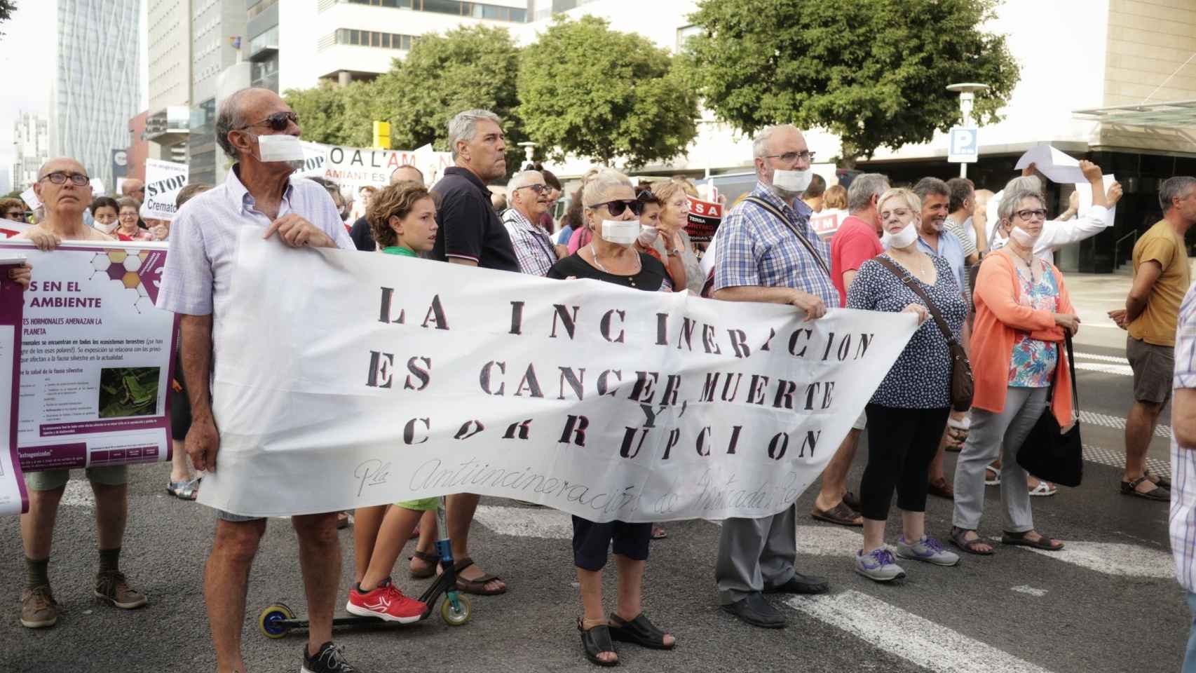 Manifestantes ceinal contra la incineradora de Sant Adrià que debía alimentar la eléctrica de BCN / HUGO FERNÁNDEZ