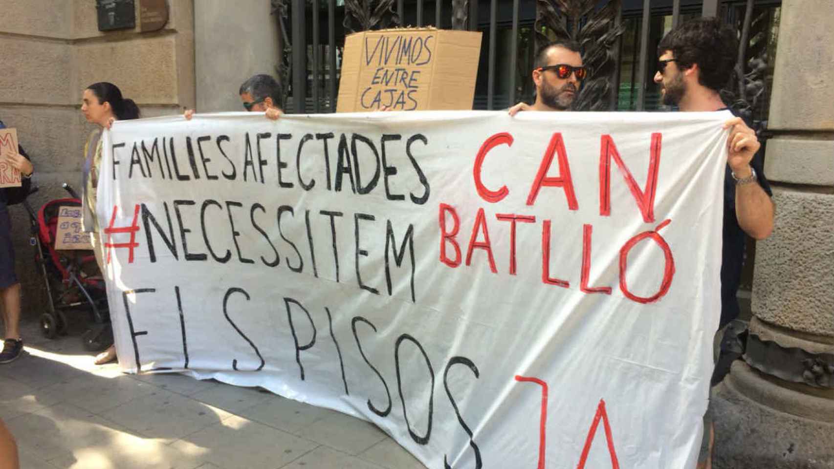 Manifestación de los propietarios de los pisos de Can Batlló / @afectatscanbat1