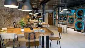 El espacio LaBar incorpora una lavandería dentro de una cafetería