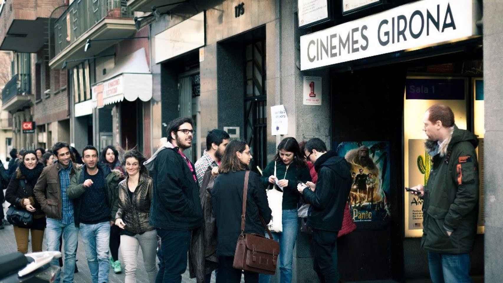 Jóvenes haciendo cola para entrar a los cines Girona