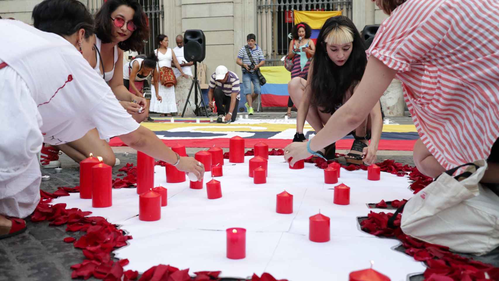 Los participantes en el Velatón de Barcelona utilizaron velas rojas y blancas en su reivindicacion / HUGO FERNÁNDEZ