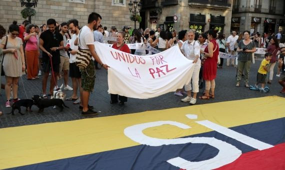 Los colombianos de Barcelona unidos por la paz / HUGO FERNÁNDEZ
