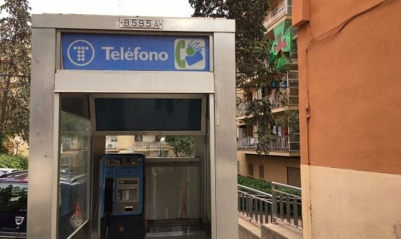 La última cabina de teléfono de Barcelona, en Sant Genís dels Agudells / M.A.S