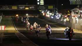 Imagen nocturna de las 24 Horas de motociclismo que ha concluido este domingo en Montmeló / CC