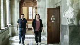 Ada Colau, en la foto con Gerardo Pisarello, abocada a posibles recortes presupuestarios / Ajuntament Barcelona