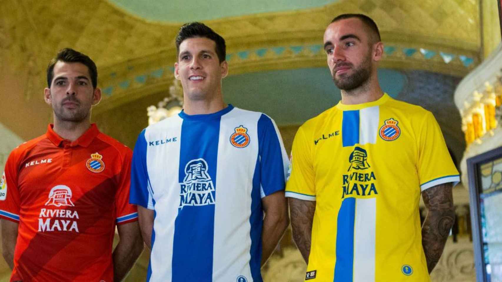Víctor Sánchez, Sergi Darder y Javi López posan con las nuevas camisetas del Espanyol / EFE