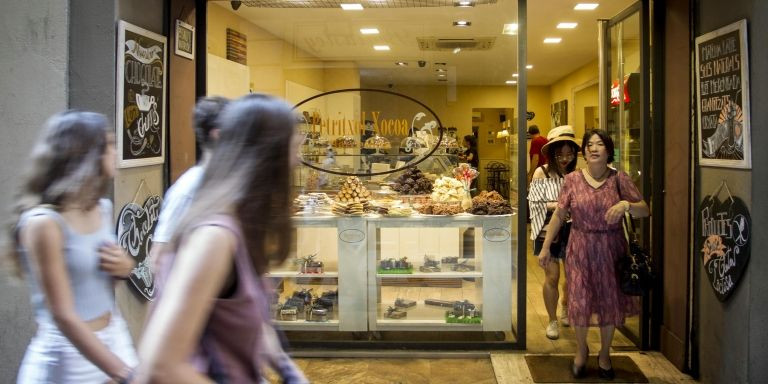 Turistas paseando por delante de una chocolatería de la calle de Petritxol / HUGO FERNÁNDEZ