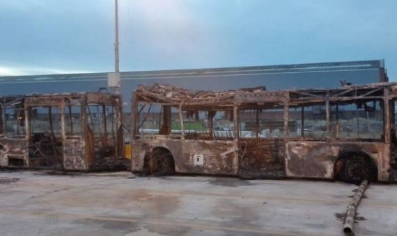 Estado en el que quedó un autobús de TMB tras sufrir un incendio en las rondas de Barcelona