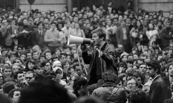 Un manifestante en una concentración de Mayo del 68 / Poensin-Burat/France-Soir