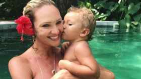Candice Swanepoel con su hijo mayor / Instagram