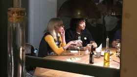 Bunbury cenando con su equipo en el Flax&Kale de Barcelona