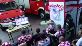 Bomberos croatas viendo el partido de semifinales del mundial