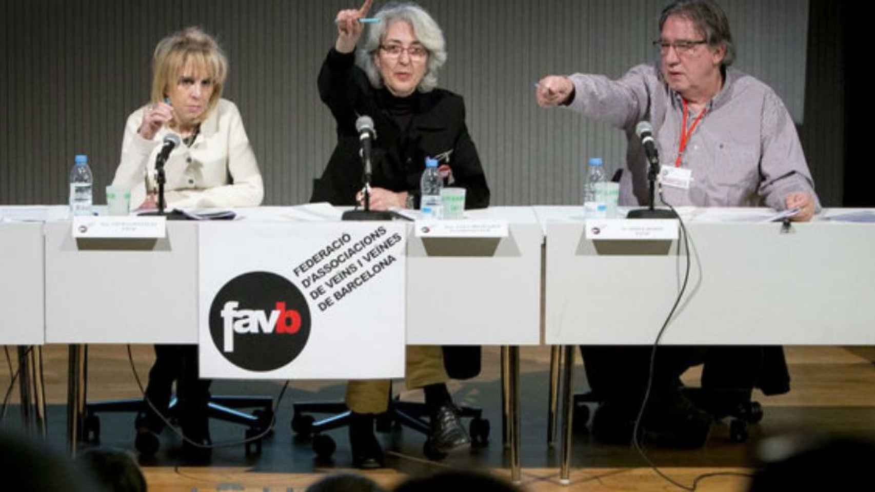 Ana Menéndez, en el centro, durante una conferencia de prensa de la entidad vecinal