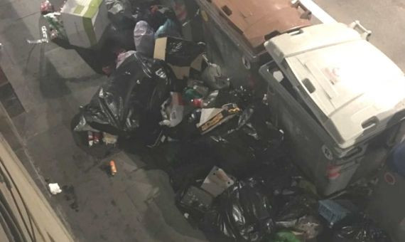 Imagen de los contenedores del Raval que no pueden almacenar toda la basura