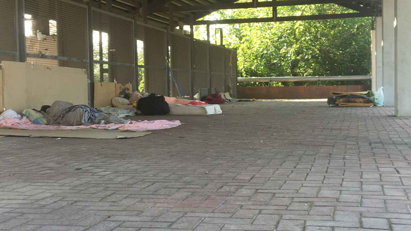 Personas sintecho durmiendo en la plaza de los Campions