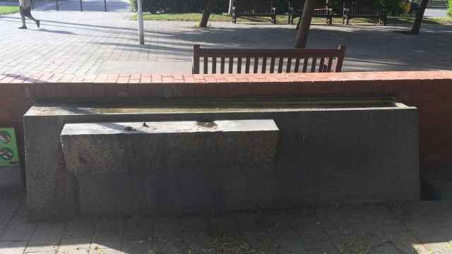 La fuente situada en la plaza de Tirant lo Blanc de la Vila Olímpica sin la escultura de Tusquets / JORDI SUBIRANA