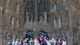 Turistas junto a la Sagrada Família / EFE
