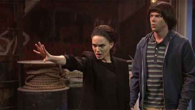 Tras los rumores, Natalie Portman parodió a Millie Bobby Brown en Saturday Night Live