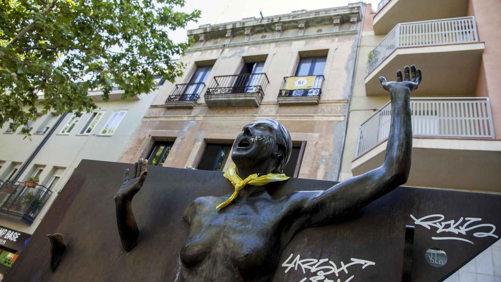 'La Colometa', escultura en honor a la novela 'La plaza del Diamante' / Hugo Fernández