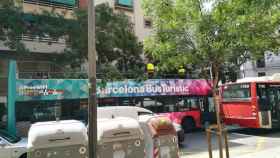 Los buses turísticos se utlizan para podar los árboles de Barcelona