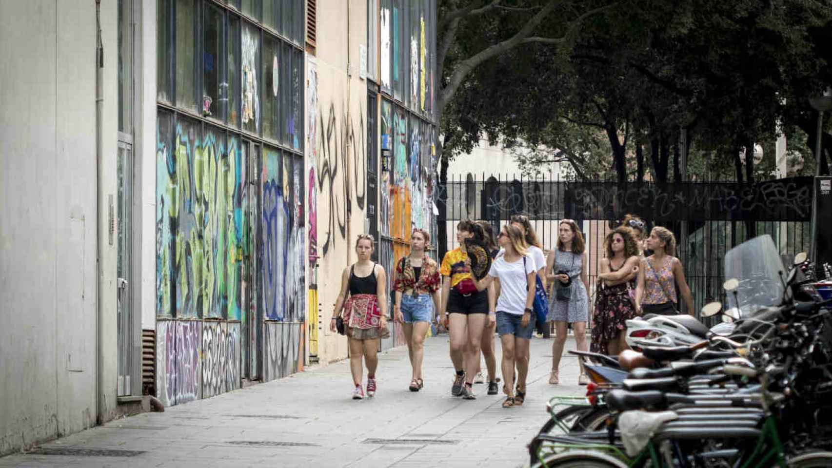 Un grupo de chicas jóvenes pasa por delante del narcopiso / HUGO FERNÁNDEZ
