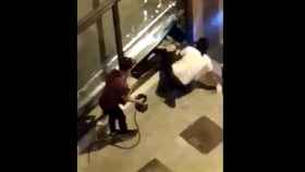 Imagen del vídeo de los ladrones robando en un bar del barrio de la Teixonera