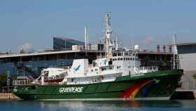 El barco 'Esperanza' de Greenpeace, en Barcelona / EFE