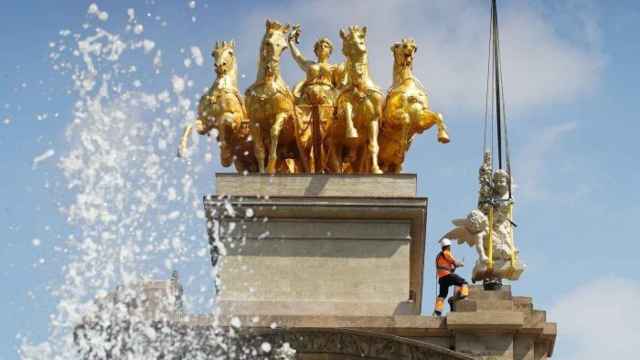 Colocación de una de las nuevas esculturas o 'putti' de la fuente del Parc de la Ciutadella / AJUNTAMENT DE BCN