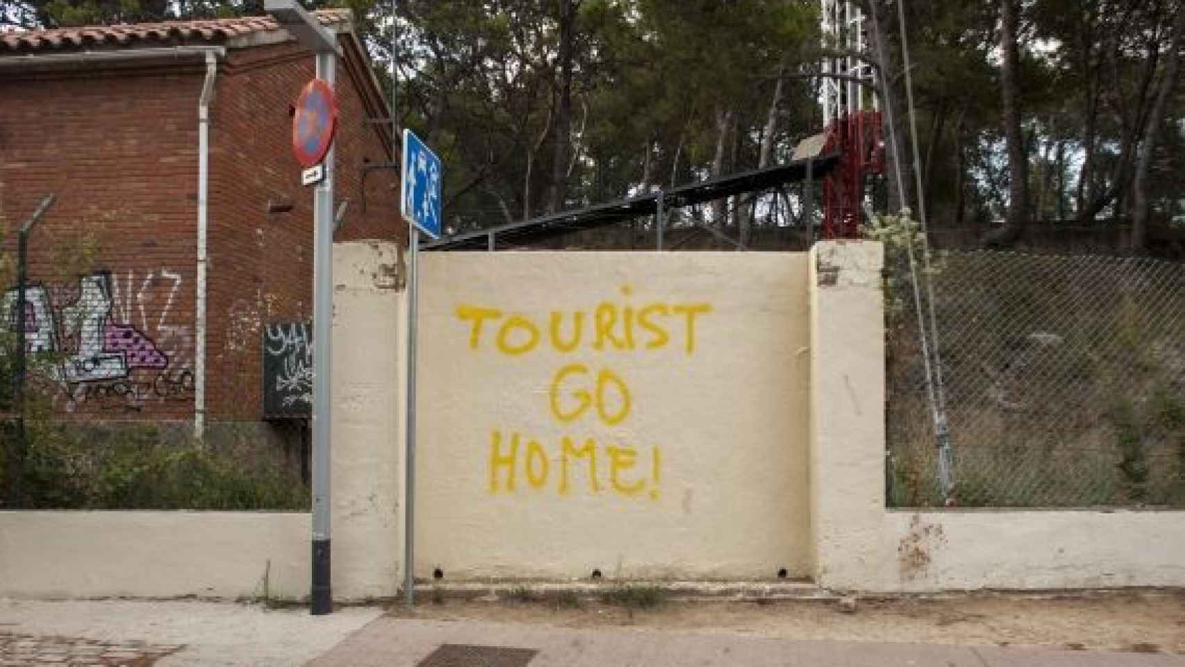 Un grafiti contra los turistas en el Turó de la Rovira / HUGO FERNÁNDEZ